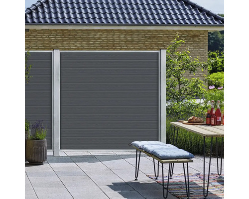 Sichtschutzzaun aus Holz und Metall auf einer Terrasse mit Tisch und Sitzbank