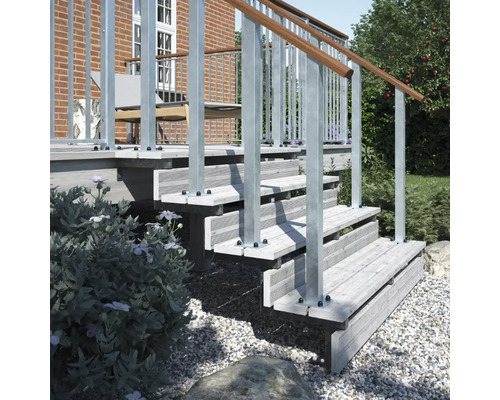 Außentreppe aus Holz mit Metallgeländer führt in einen Garten