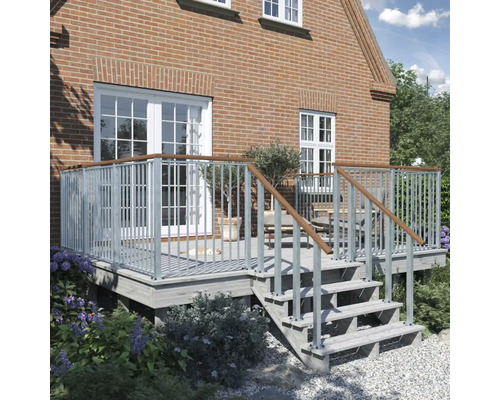 Terrasse mit Metallgeländer und Holzhandlauf an einem Haus mit Ziegelmauerwerk.