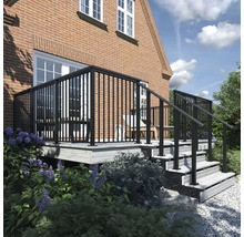 Terrasse mit schwarzem Geländer am Haus