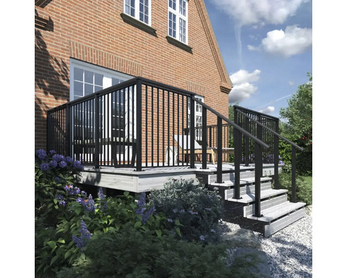 Terrasse mit schwarzem Geländer am Haus