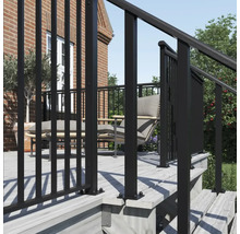 Terrasse mit Geländer aus Aluminium vor einem Wohnhaus