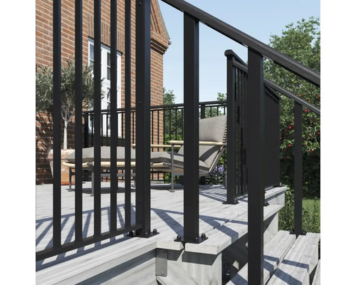 Terrasse mit Geländer aus Aluminium vor einem Wohnhaus