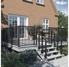 Terrasse mit Geländer und Treppe vor einem Haus