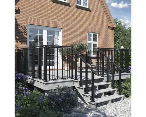 Terrasse mit Geländer und Treppe vor einem Haus