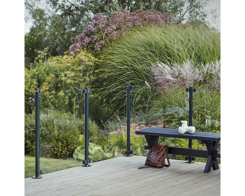 Terrasse mit Glasgeländer, Sitzbank und Garten