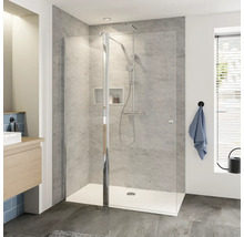 Badezimmer mit Dusche, Waschbecken und Fenster für ein helles Ambiente