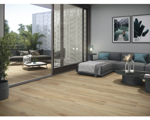 Heller Holzfußboden verbindet Innen- und Außenbereich mit Wohnzimmer, Terrasse und Gartenmöbeln