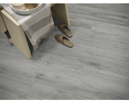 Heller Vinylboden in Holzoptik mit Sitzgelegenheit und Hausschuhen