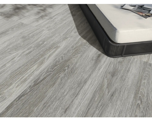 Heller Holzboden neben einem Möbelstück