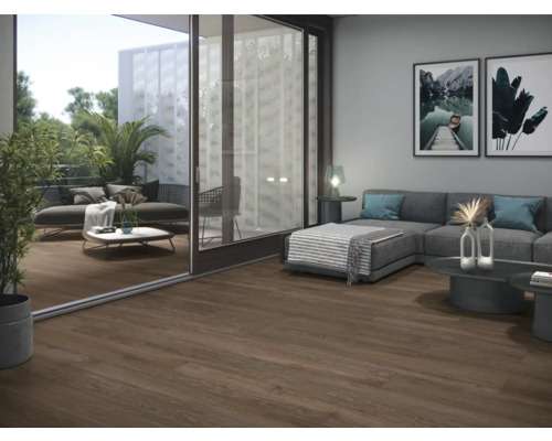 Wohnzimmer mit Holzboden, Sofa und Zugang zum Balkon