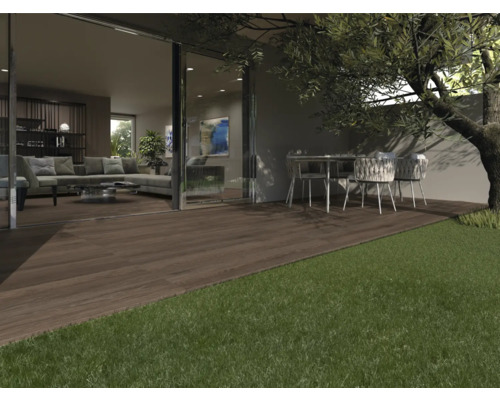 Terrasse mit Holzboden, angrenzendem Rasen und Gartenmöbeln