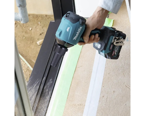 Makita Akku-Schlagschrauber im Einsatz an einer Fensterkonstruktion