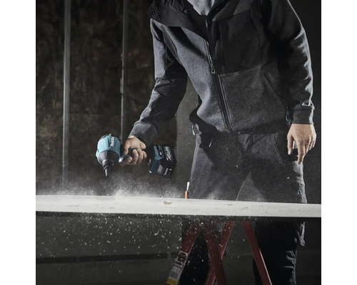 Eine Person verwendet einen Akku-Schlagschrauber von Makita, um ein Werkstück zu bearbeiten.