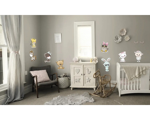 Dekoratives Kinderzimmer mit Wandtattoos von Tieren, einem Stuhl, einem Schrank und einem Kinderbett.