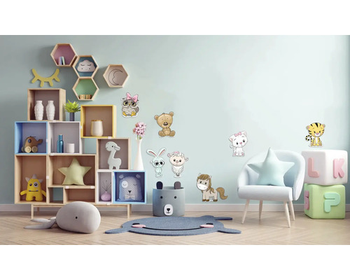 Kinderzimmer mit Wandstickern, Regalen und Kindermöbeln für eine freundliche Atmosphäre