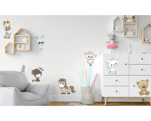 Kinderzimmer mit Tiermotiven als Wandaufkleber, Sessel und Kommode