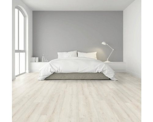 Schlafzimmer mit hellem Holzboden, Bett und Fenster