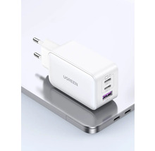 Weißes Ugreen Ladegerät mit USB Anschlüssen auf einem Laptop