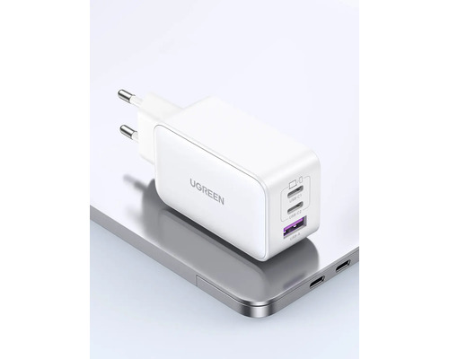 Weißes Ugreen Ladegerät mit USB Anschlüssen auf einem Laptop