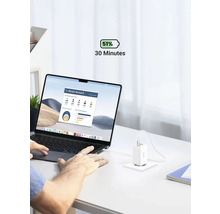 Laptop wird mit einem Netzteil geladen