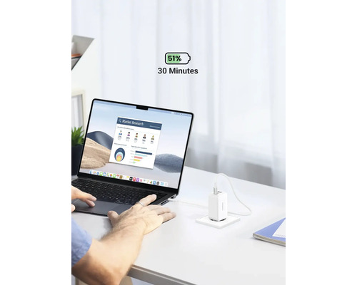 Laptop wird mit einem Netzteil geladen