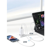Ladegerät mit USB Kabel verbunden mit Tablet und Mobiltelefon