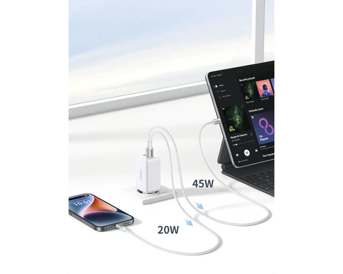 Ladegerät mit USB Kabel verbunden mit Tablet und Mobiltelefon