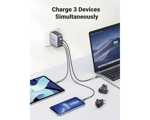 Mehrfach-Ladegerät mit drei Geräten verbunden, darunter ein Laptop, ein Tablet und ein Mobiltelefon