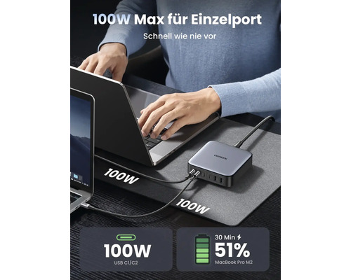 Ugreen Logo. USB-C Hub mit mehreren Anschlüssen und zwei Laptops auf einem Schreibtisch.