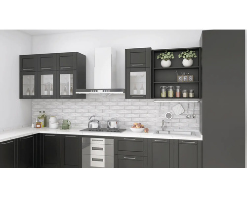 Küchenansicht mit Einbauschränken, Dunstabzugshaube, Spüle und Küchenutensilien.