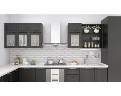 Moderne Küche mit grauen Schränken, Arbeitsplatte und Dunstabzugshaube