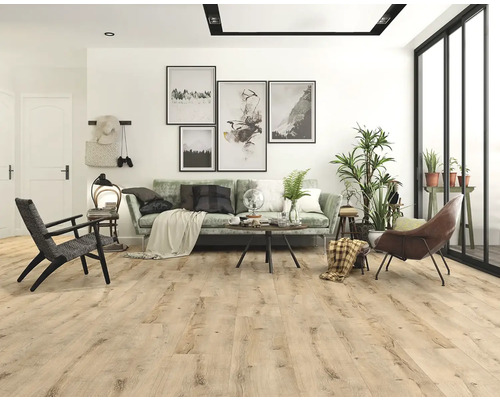 Heller Wohnraum mit Laminatboden in Holzoptik, Sofa und Sesseln