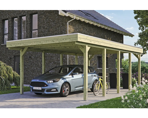 Holzcarport mit Auto und Fahrrad vor einem Haus