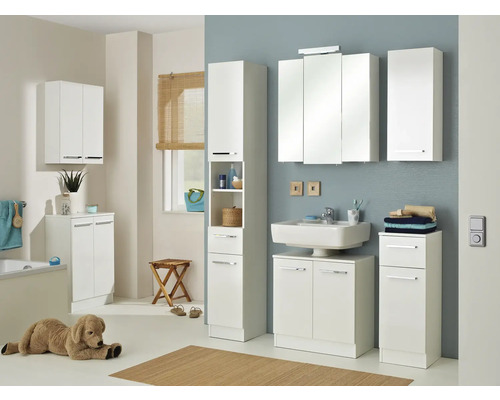 Badezimmer mit weißen Badmöbeln, Waschtisch, Spiegelschrank und Hochschrank