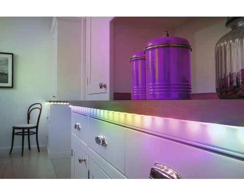 Küchenszene mit LED-Streifen unter den Schränken, die für eine helle und moderne Atmosphäre sorgen.