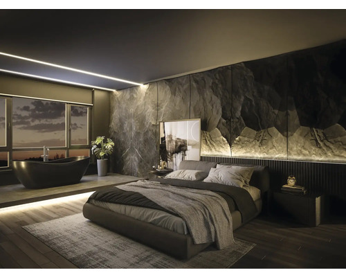 Schlafzimmer mit Badewanne, Bett, Nachttisch und Wanddekor