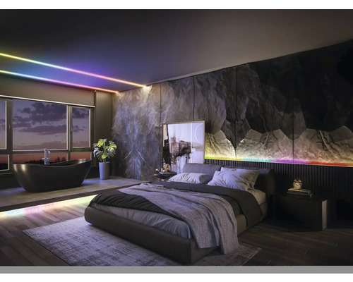 Schlafzimmer mit Bett, Badewanne und dekorativer Wandverkleidung in Steinoptik