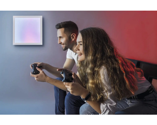 Ein Paar spielt Videospiele mit einem LED-Panel an der Wand