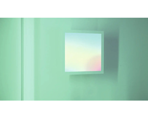 Quadratischer Spiegel an der Wand