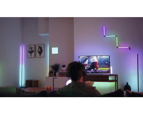 Wohnzimmer mit LED-Leuchten, Fernseher und Person