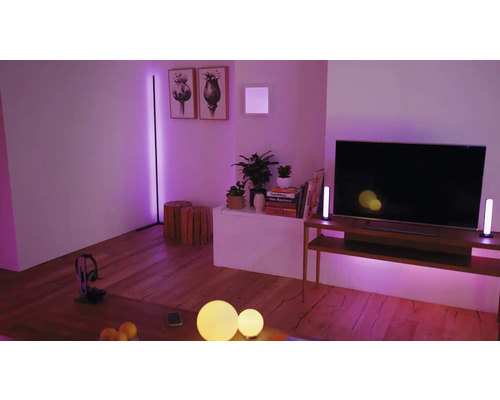 Wohnzimmer mit Stehlampe, Tischleuchten und Fernseher für stimmungsvolle Beleuchtung