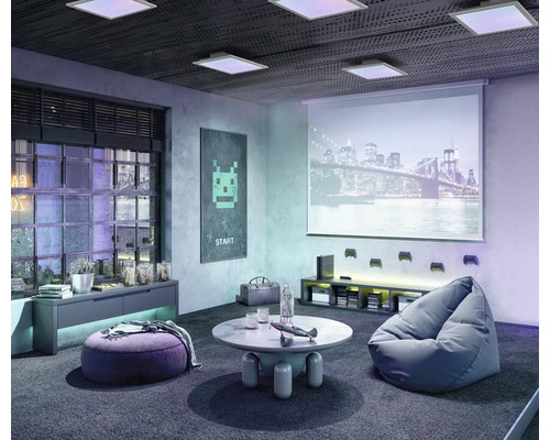 Helles Spielzimmer mit Projektor, Sitzsack, Couchtisch und Wanddekoration