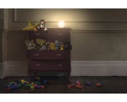 Nachttisch mit Spielzeug und Lampe im Kinderzimmer