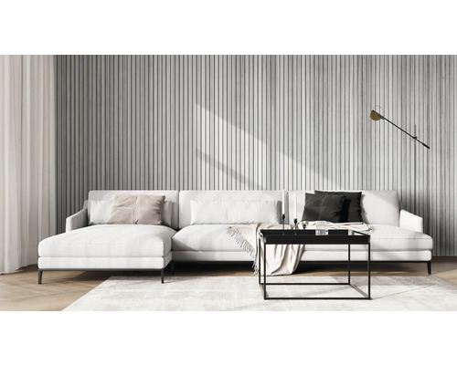 Wohnzimmer mit weißer Couch, Wandpaneelen und einem schwarzen Couchtisch