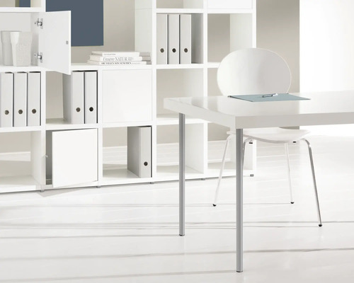 Büro mit Regal und Schreibtisch