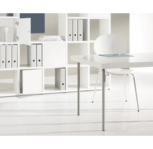 Helles Büro mit Schreibtisch, Stuhl und Regalsystem