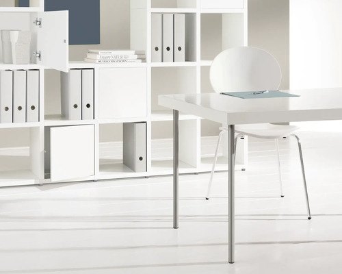 Helles Büro mit Schreibtisch, Stuhl und Regalsystem