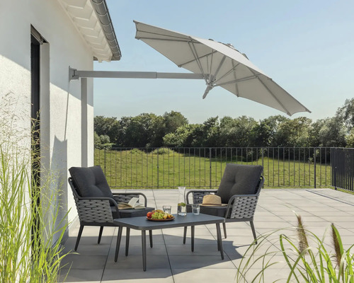 Terrasse mit zwei Stühlen, Tisch und Sonnenschirm zur Wandmontage