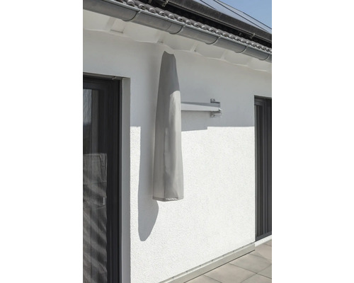 Wandmarkise mit Schutzhülle an einer Hauswand montiert